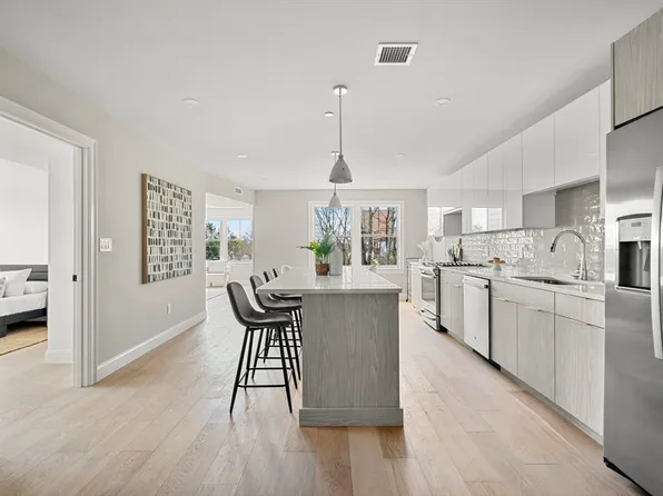 5205 Washington St #203, West Roxbury, MA 02132