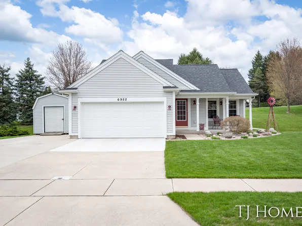 6952 Lake Bluff Dr NE, Comstock Park, MI 49321