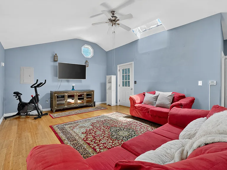 68 Mulford Ave — Photo 9