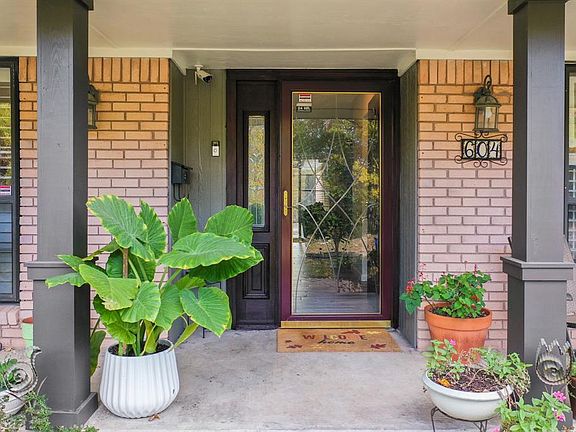 3rd image of 604 Parkwood Dr