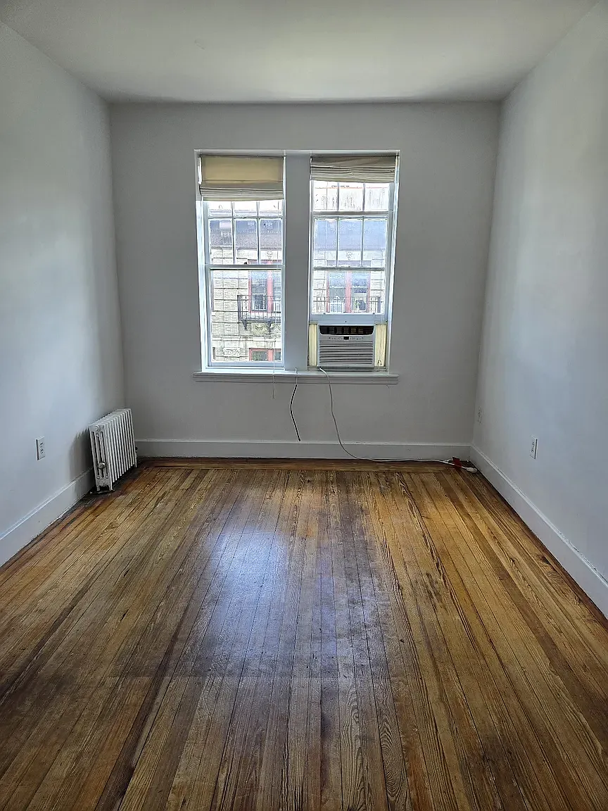 33 Bank Street — Photo 1