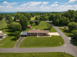 216 E Devon Dr, Mount Airy, NC 27030