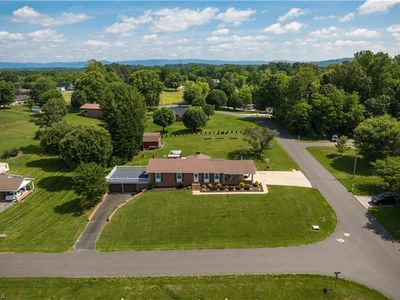 216 E Devon Dr, Mount Airy, NC, 27030