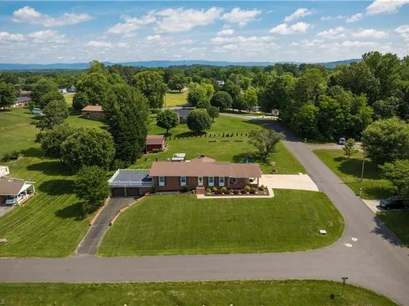 216 E Devon Dr, Mount Airy, NC 27030