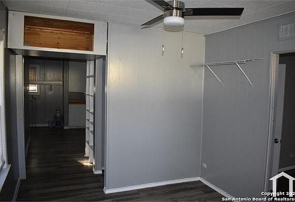 3rd image of 422 Monticello Ct