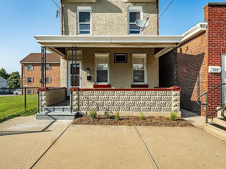 313 E 4th St