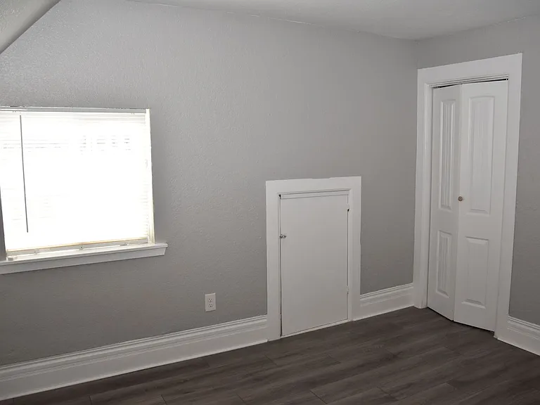 906 S J St — Photo 14