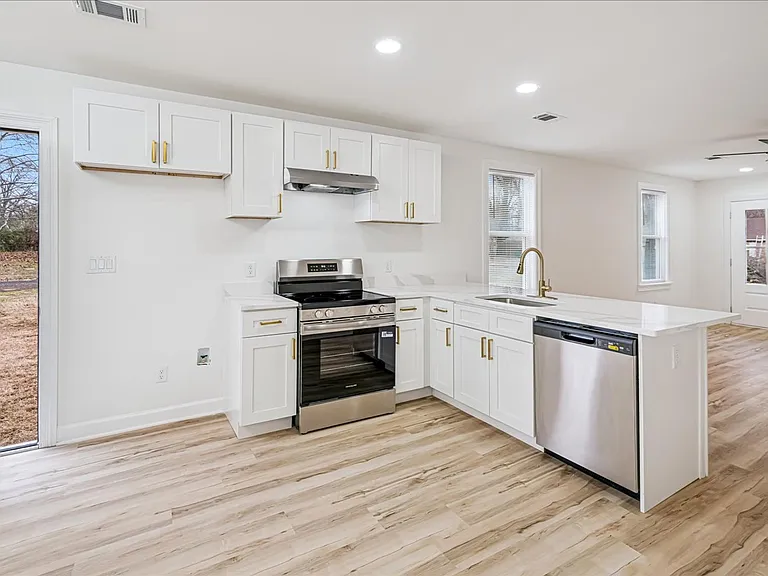 825 N 7th St — Photo 4