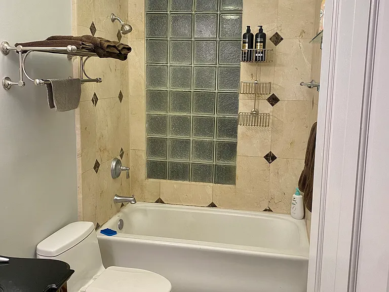 223 W Waldburg St #A — Photo 12