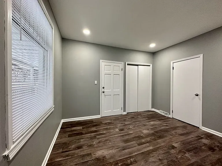 1009 Broadway Ave S — Photo 3