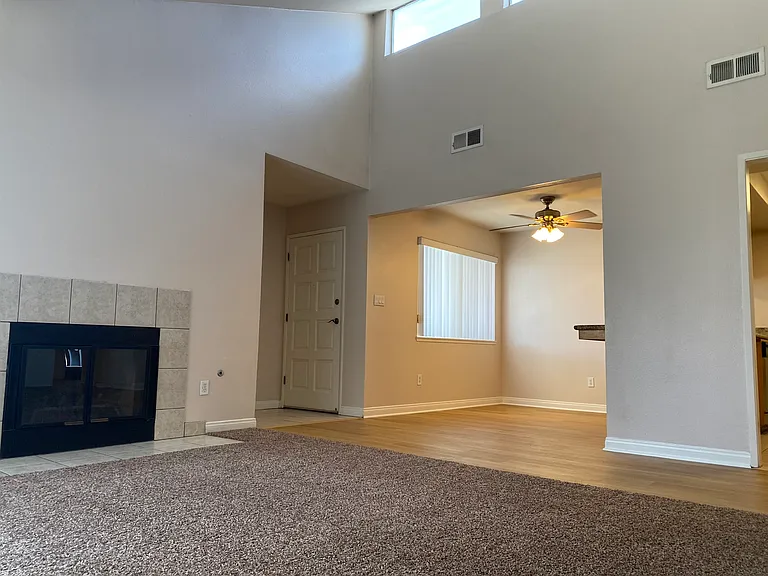 500 White Ln — Photo 2