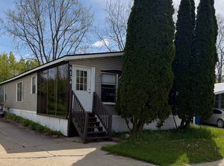 6134 Bentwood Cir E, White Lake, MI 48383