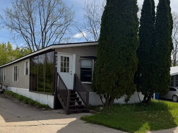 6134 Bentwood Cir E, White Lake, MI 48383