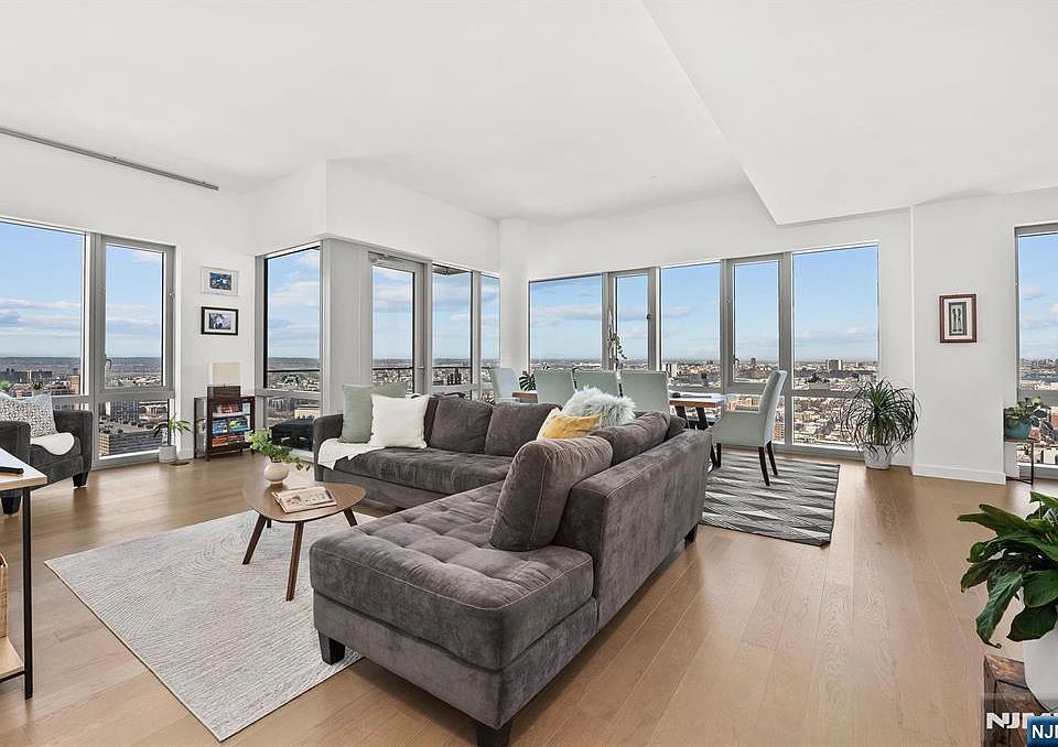 1st image of 75 Park Ln #Penthouse 3701