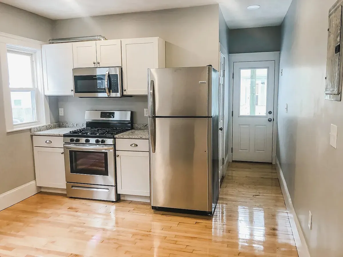 4 bed, 9999 sqft, $6,066 — Photo 4