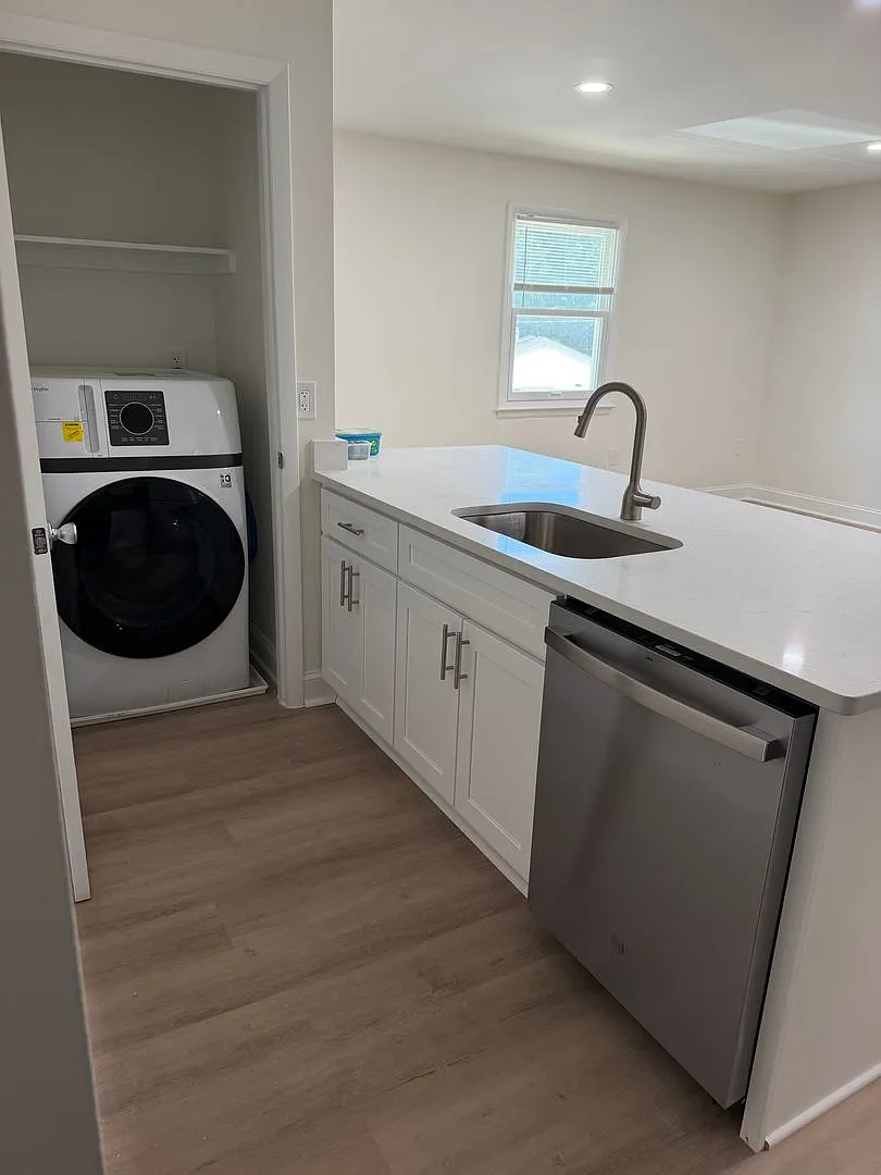 West Carroll Apartments - 3148 Park Avenue — Photo 4