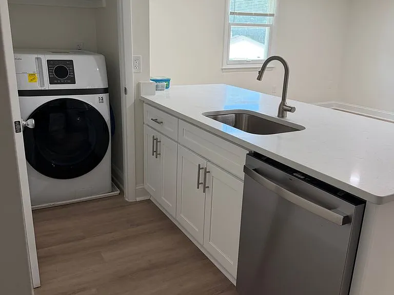 West Carroll Apartments - 3148 Park Avenue — Photo 4