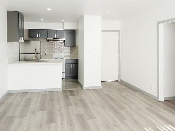 2nd image of 1601 N Poinsettia Pl #103