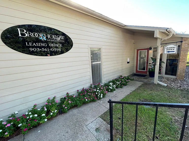 202 Thigpen Dr — Photo 1
