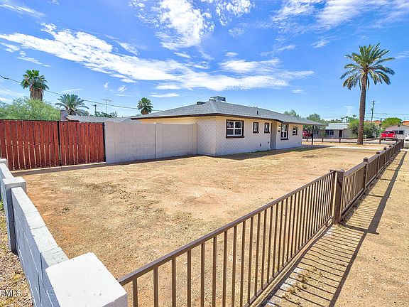 3rd image of 513 E MANOR Drive