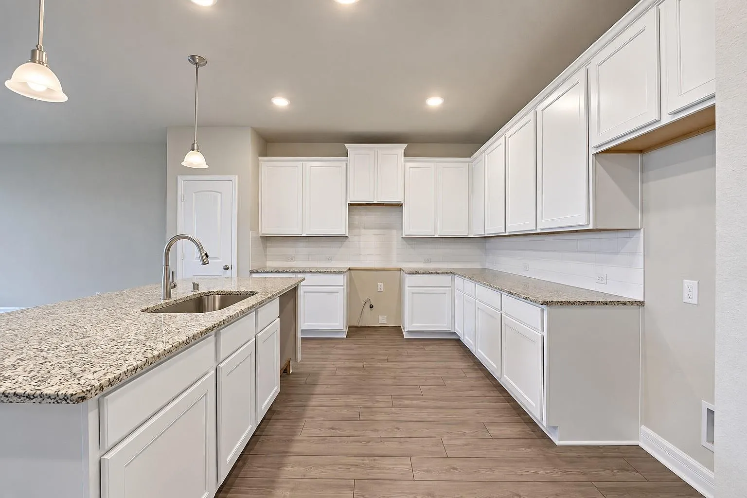 4 bed, 2.0 bath, 1942 sqft, $2,700 — Photo 3