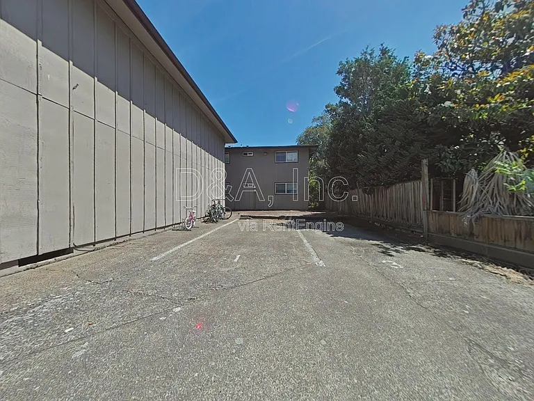 555 NW Kings Blvd #1 — Photo 8