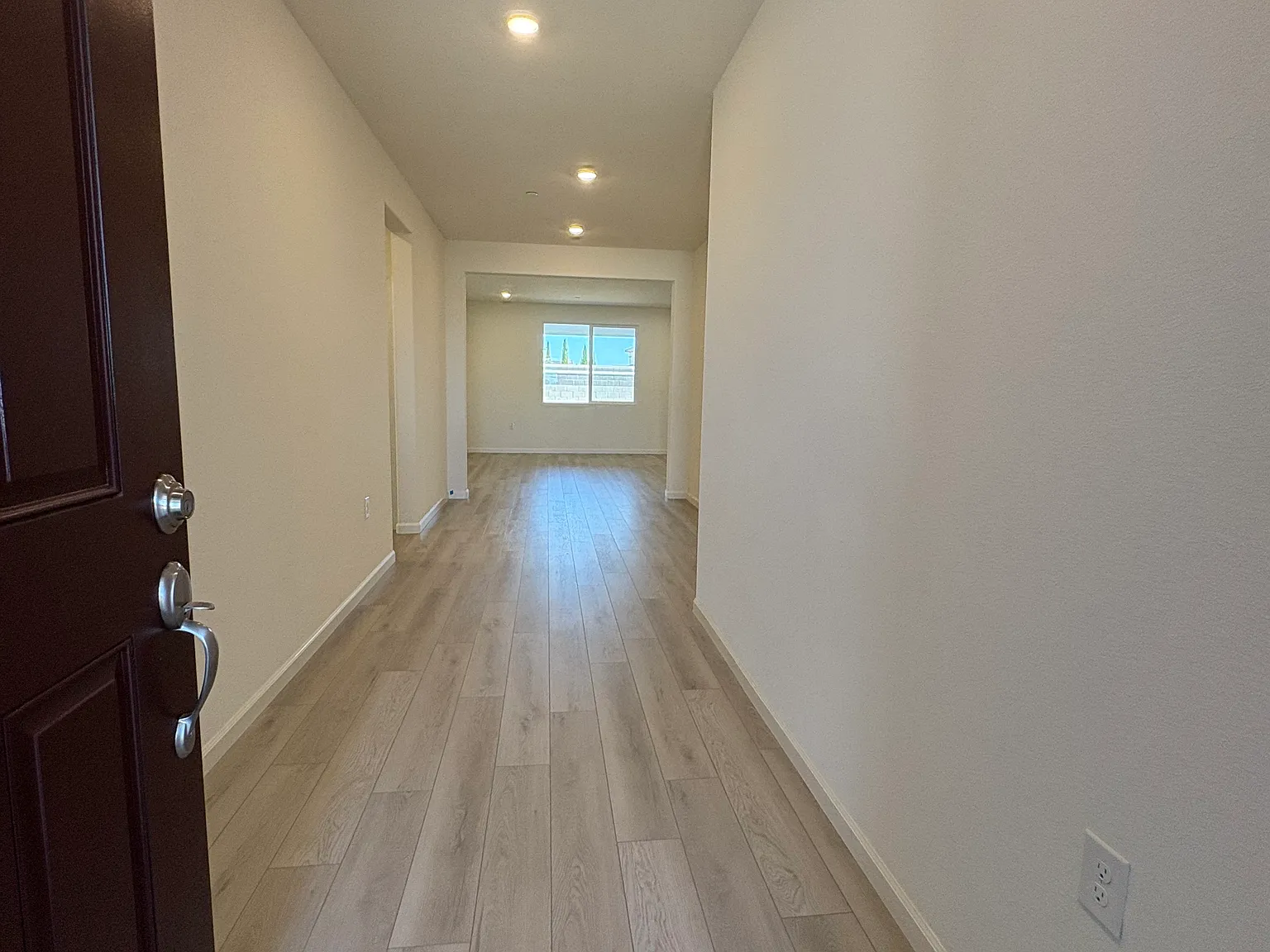 5 bed, 2515 sqft, $3,300 — Photo 2
