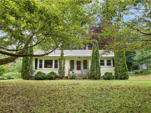 31 Daniels Ter, Cheshire, MA 01225