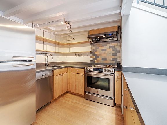 4th image of 601 4th St Unit 118