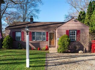 102 Hillcrest Rd E, Niantic, CT 06357