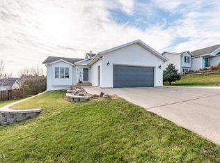 851 Mahone Ave, Bismarck, ND 58503