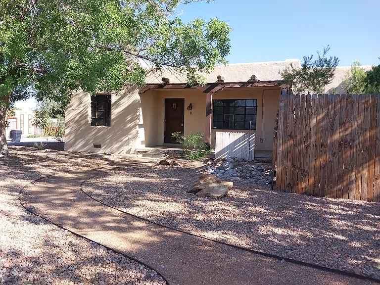 1015 Candelaria Rd NW — Photo 2