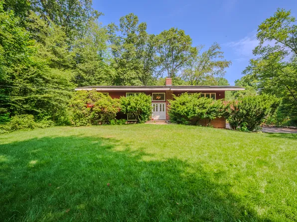 4 Northrop Road, Woodbridge, CT 06525