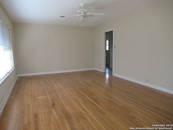 3rd image of 219 Pinewood Ln