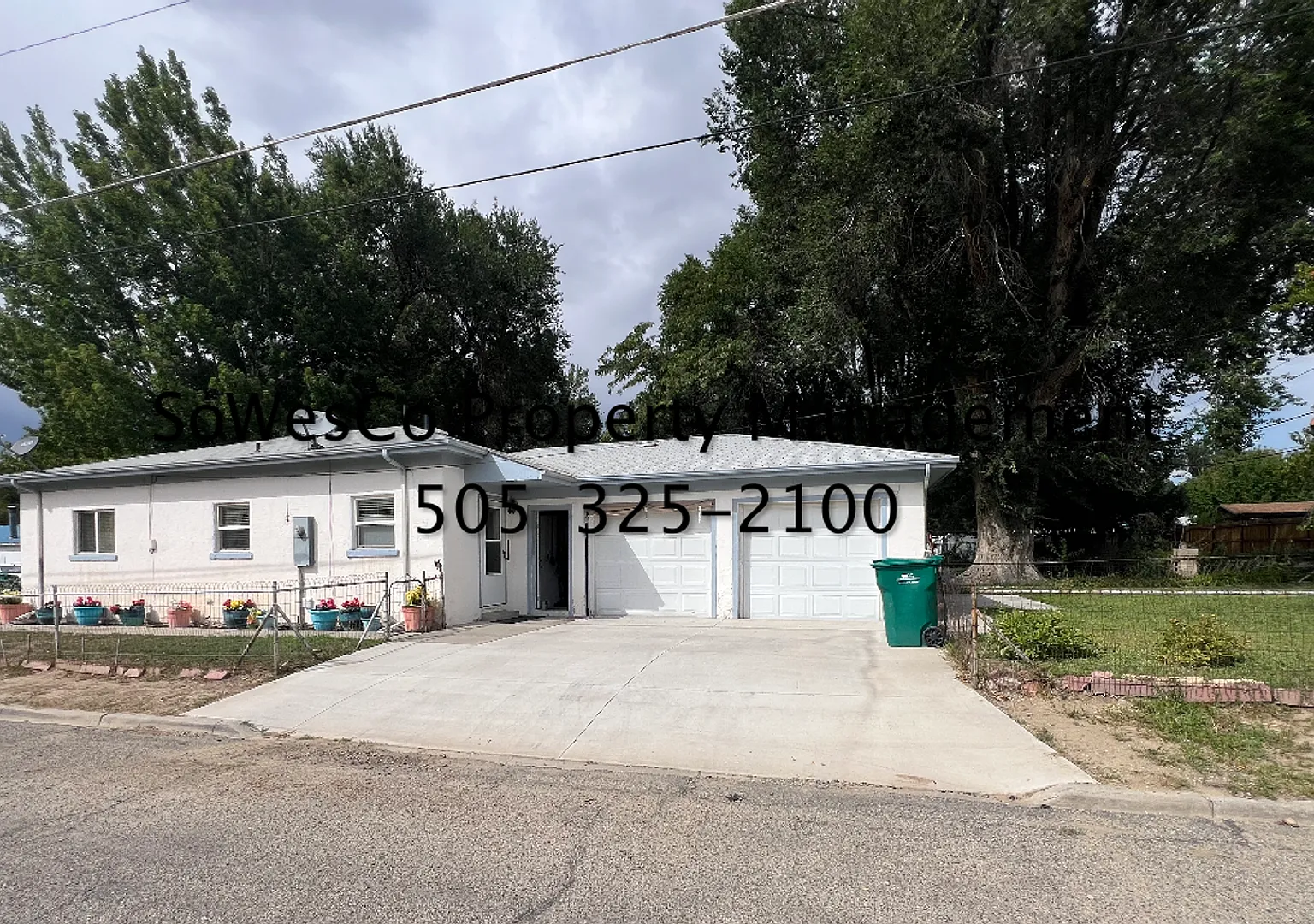 Beautiful home with Large 2 Car Garage on Corner Lot and Yard — Photo 1