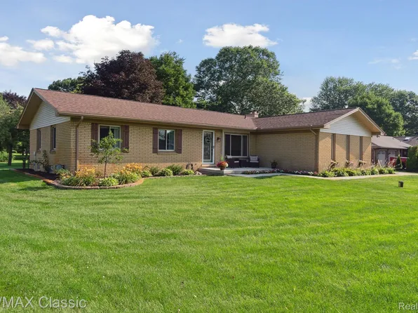 1149 Craven Dr, Highland, MI 48356