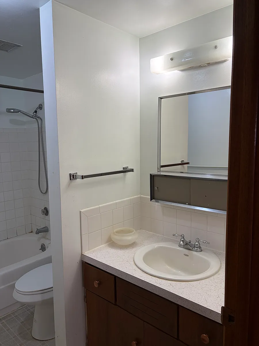 Building Photo - 115 W 3rd St #113