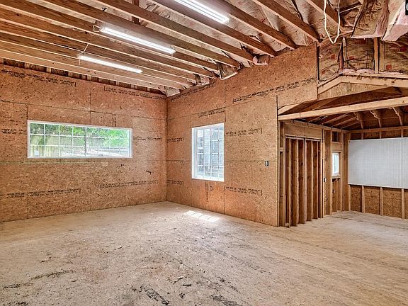 5th image of 112 Silver Maple Ct