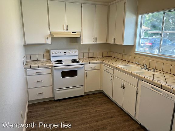 3rd image of 1460 Eastwood Ave Unit E