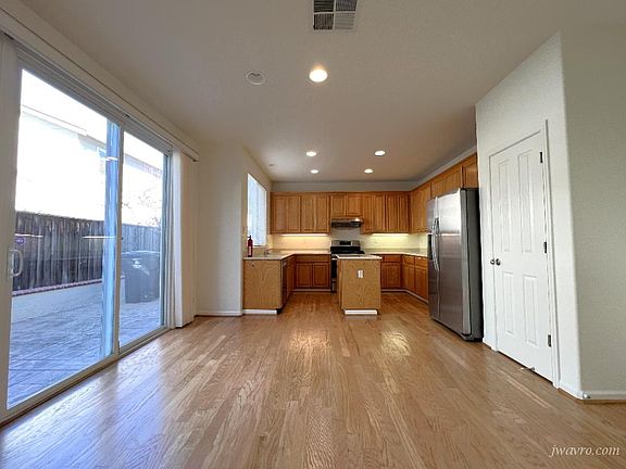 4th image of 919 Wilks St