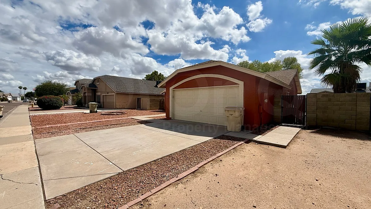 3 bed, 2.0 bath, 1368 sqft, $2,300 — Photo 3
