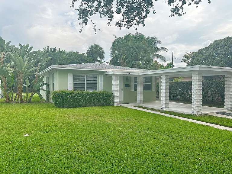 218 Seville Rd — Photo 3