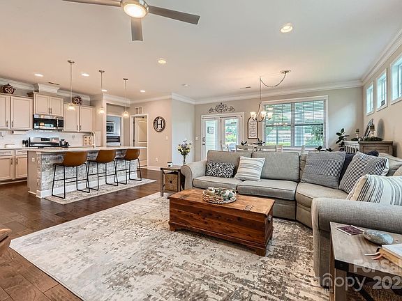 3rd image of 125 Rosebay Dr