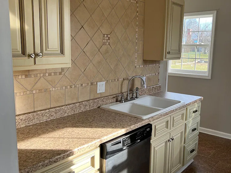 229 Hart St — Photo 3