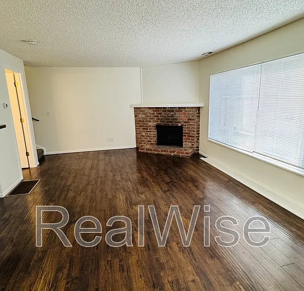 4278 Meadowbrook Ct NE — Photo 2
