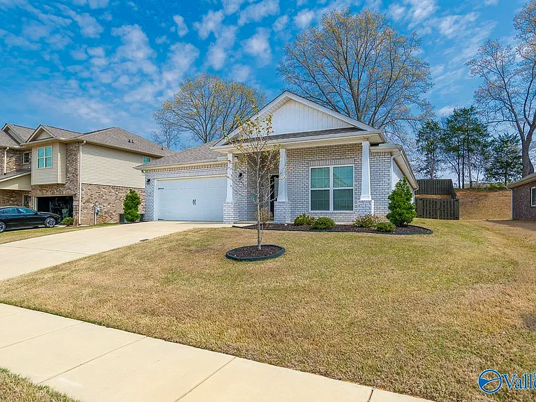 125 River Springs Ct — Photo 2