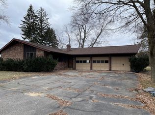 830 S 1st St, Edmore, MI 48829