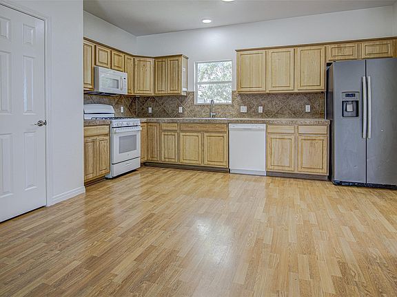 3rd image of 4713A Santa Anna St