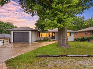 2806 N River Blvd, Sugar Creek, MO 64050