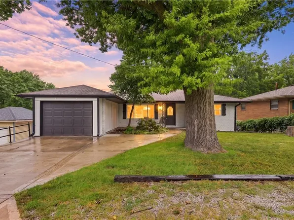 2806 N River Blvd, Sugar Creek, MO 64050